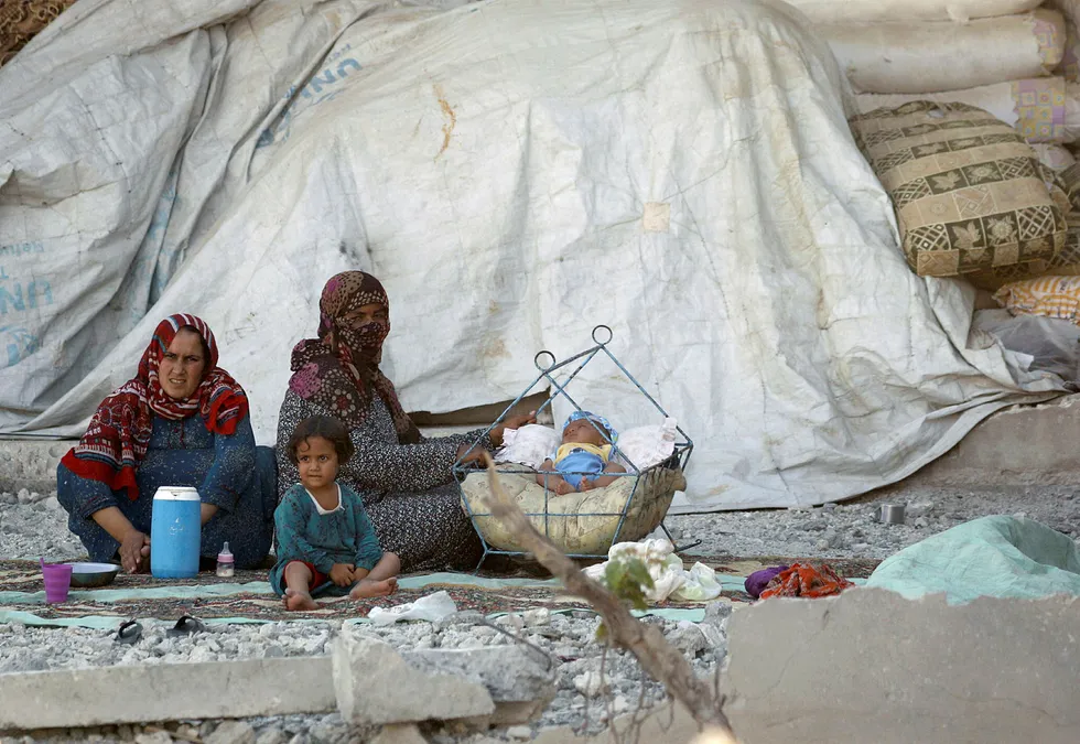 Kvinner og barn fotografert i Raqqa i Syria mandag. Foto: Rodi Said/Reuters/NTB scanpix