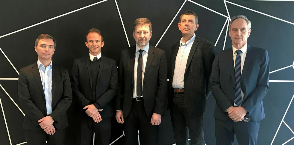 På bildet fra signering av kontrakt er fra venstre til høyre: Pedro Silva (MSD Animal Health), Dafydd Morris (MSD Animal Health), Jon Inge Erdal (Scanvacc), Lars Andreas Speilberg (Scanvacc) og Ole Kristian Kaurstad (Scanvacc).