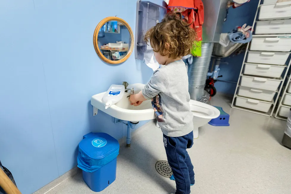 Takket være en solidarisk befolkning som fortetter med håndvask og hostekontroll, er epidemien under kontroll. Ved nye tilfeller må det drives aktiv oppfølging og miljøkontroll, skriver Eiliv Lund i innlegget.