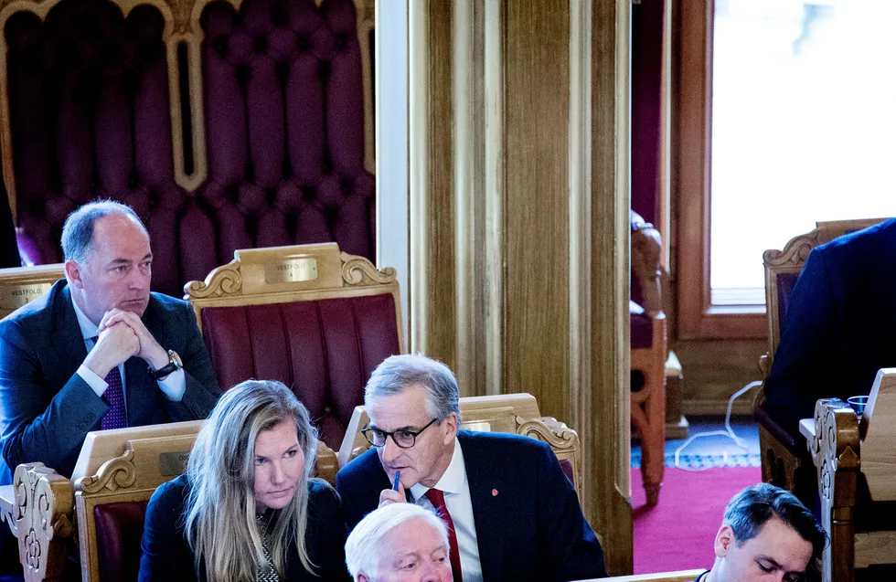 Morten Stordalen sitter i transportkomiteen på Stortinget for Frp. Her bak Marianne Marthinsen og Jonas Gahr Støre (begge Ap) i stortingssalen. Foto: Ida von Hanno Bast