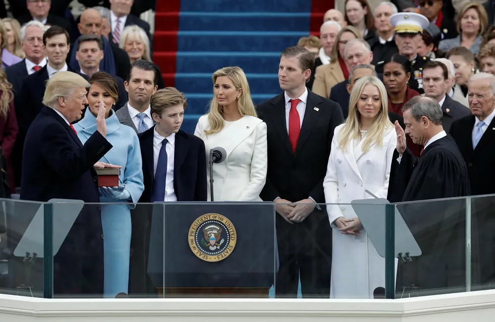 Ukrainere som deltok på Trumps innsettelsesseremoni, er blitt en del av Russland-etterforskningen. På bildet tas Donald Trump i ed som USAs 45. president den 20. januar i 2017.