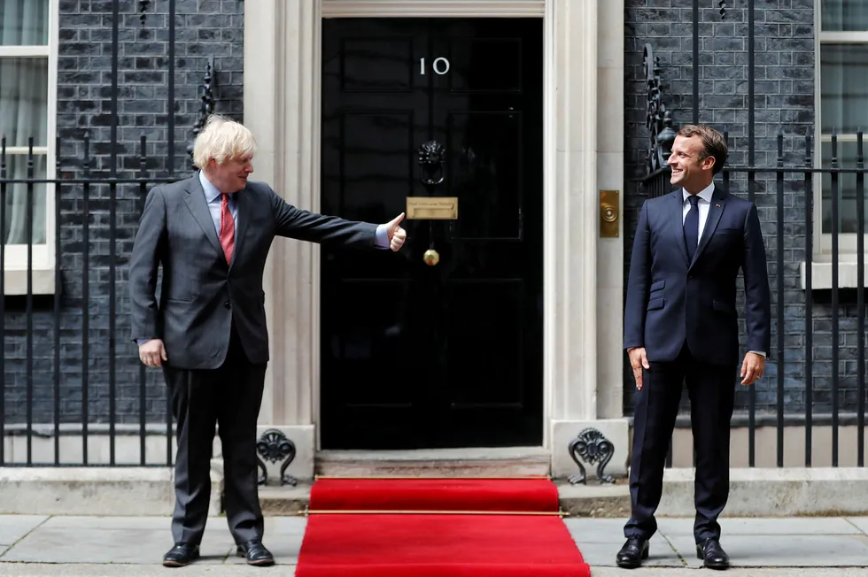 Statsminister Boris Johnson og president Emmanuel Macron holdt behørig sosial distanse da de møttes i 10 Downing Street i London torsdag. Macron var i London for å minnes general Charles de Gaulles berømte appell til det franske folk om å stå imot den tyske okkupasjonen.