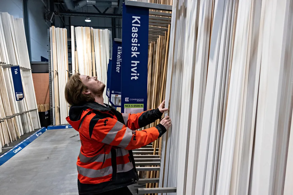 – Vi skal kjøpe lister til nye vinduer, sier tømrer Anders Opstad hos Finstad og Jørgensen as som er på handletur hos Maxbo Holmen.