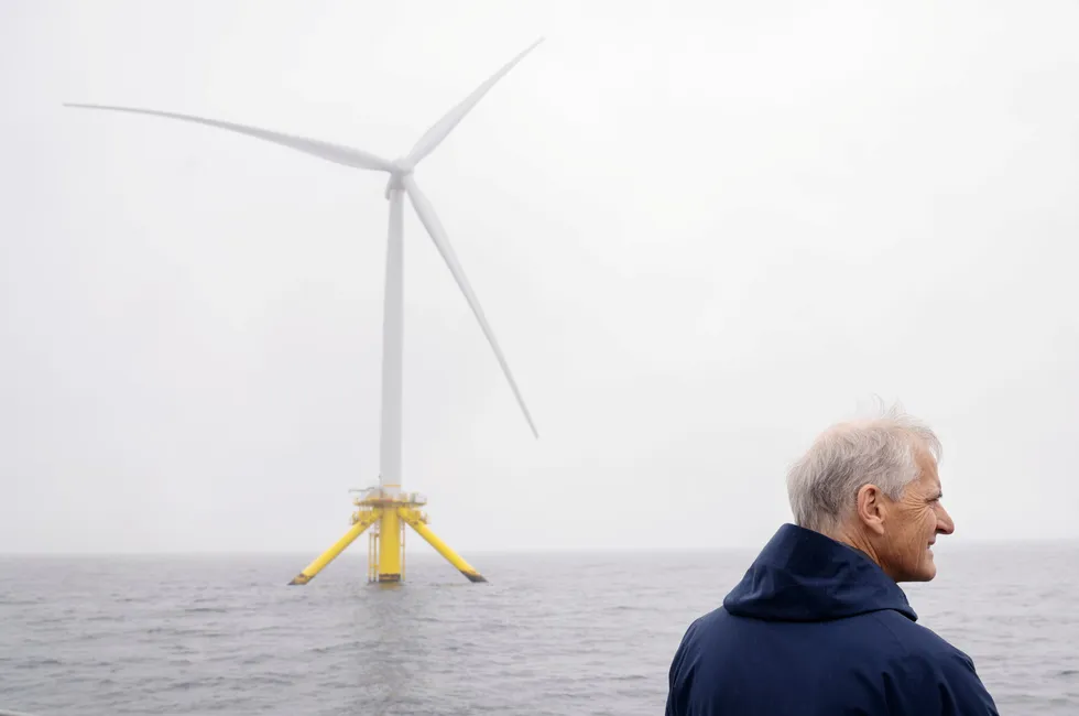 Deep Wind Offshore sier i et høringsinnspill at kostnadene for flytende havvind kan bli «vesentlig høyere» enn anslagene til regjeringen viser. Her står statsminister Jonas Gahr Støre foran en mølle utenfor Karmøy.