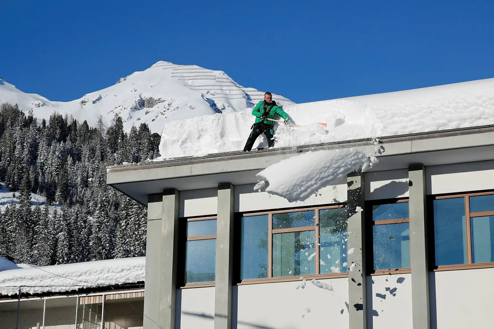 Den sveitsiske byen Davos står klar i sin beste vinterdrakt for å ønske verdenseliten velkommen til årets møte. Klima, naturkatastrofer og ekstremvær blir sett på som de største farene i 2019.