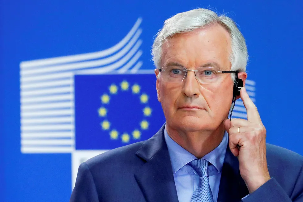Michel Barnier, EUs brexit-forhandler, hører på en oversettelse under en pressekonferanse i Brussel.