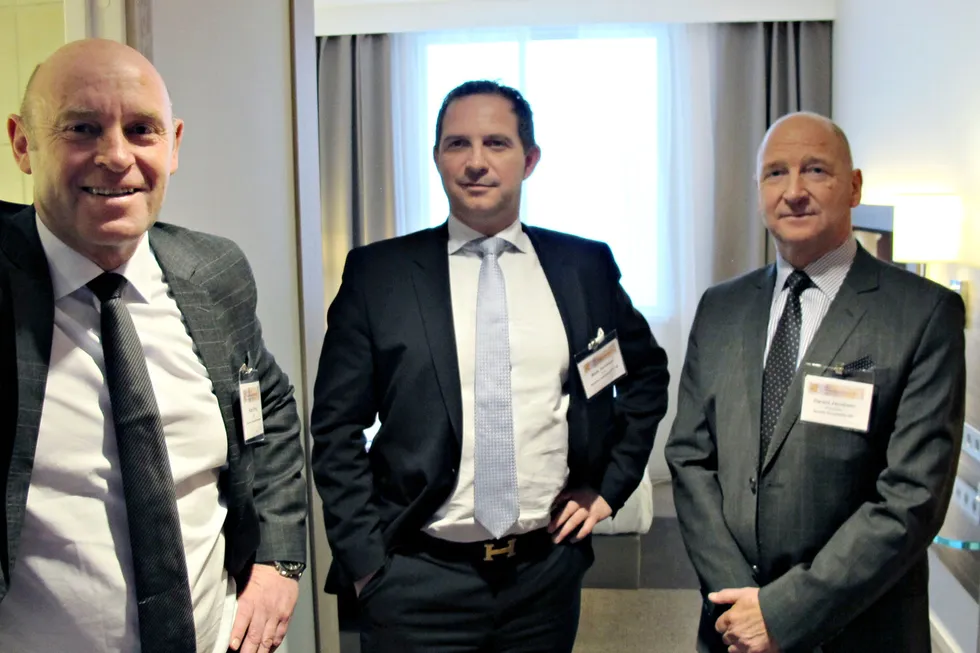 Harald Jacobsen (til høyre) har i et rettsmøte fortalt om sin opplevelse av å bli presset ut av hotellselskapet Belvar av sønnen Mads (i midten) og mangeårig forretningspartner Rune Firing (helt til venstre). Her fra 2013 da de tre på en hotellkonferanse i Berlin lanserte et nytt hotellselskap i samarbeid med den amerikanske Marriott-kjeden og Ikeas eiendomsselskap Vastint som fikk navnet Belvar – som senere fusjonerte med First Hotels og ble Maribel.