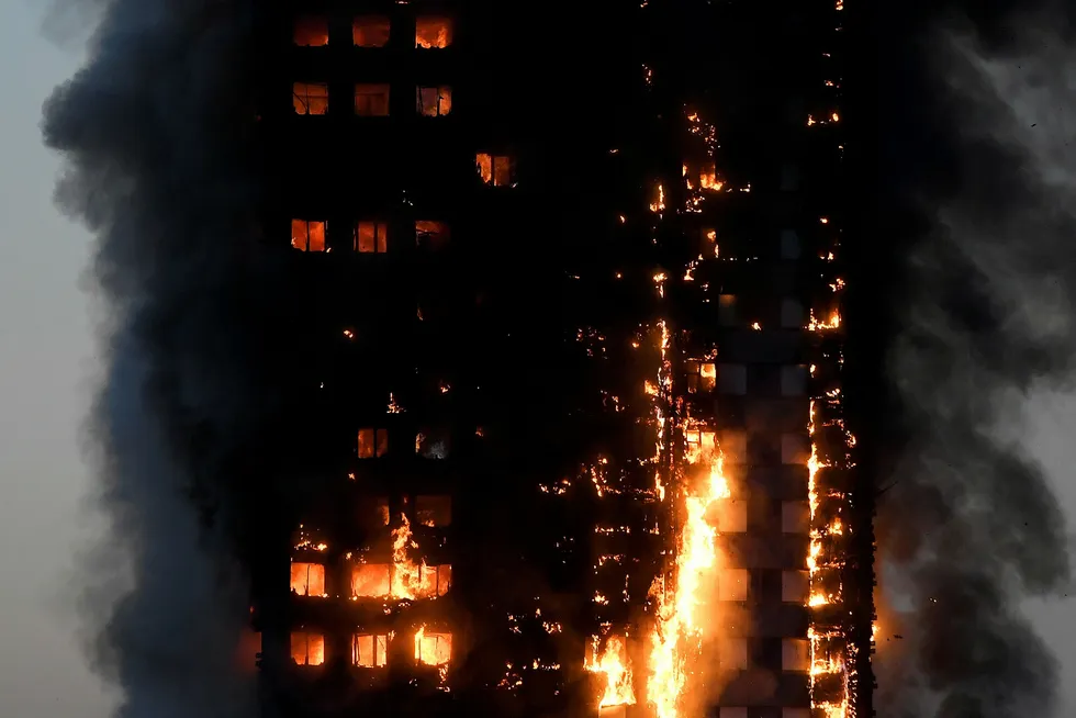 Brannmannskapene jobber på spreng mens flammene sprer seg raskt i boligblokken vest i London. Foto: Toby Melville/Reuters/NTB Scanpix