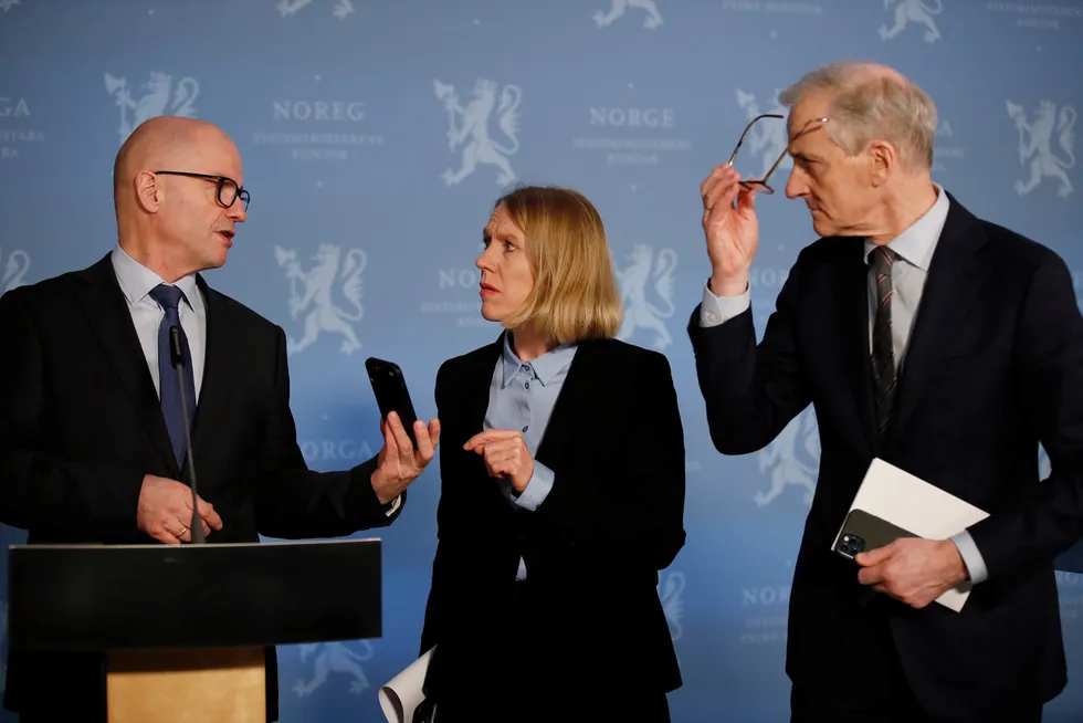 Forsvarsminister Odd-Roger Enoksen (Sp), utenriksminister Anniken Huitfeldt (Ap) og statsminister Jonas Gahr Støre (Ap) under en pressekonferanse i forbindelse med Russlands invasjon i Ukraina.