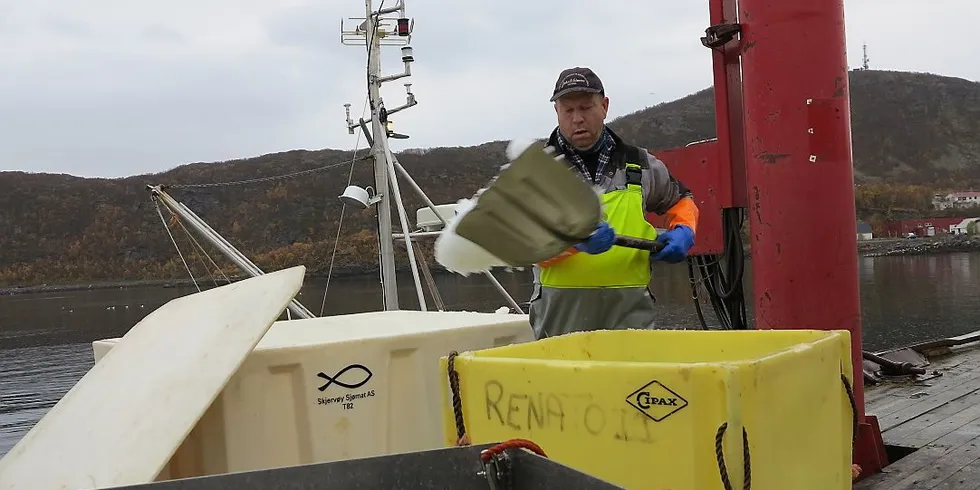 VIKTIG: Fisker Vidar Johnsen (bildet) mener de småmottakene er viktig for lokale fiskere. Roy Arne Pettersen (t.h.) mener pengeoverføringen småmottakene får slår negativt ut for fiskekjøperne. Vi gir de begge rett.