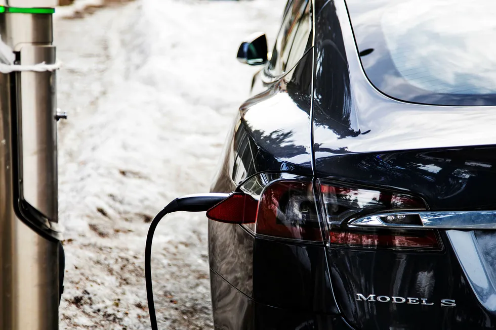 En elbil som går på kullkraft gir en klimabelastning på omtrent det dobbelte av bensin- og dieselbiler, skriver artikkelforfatteren.