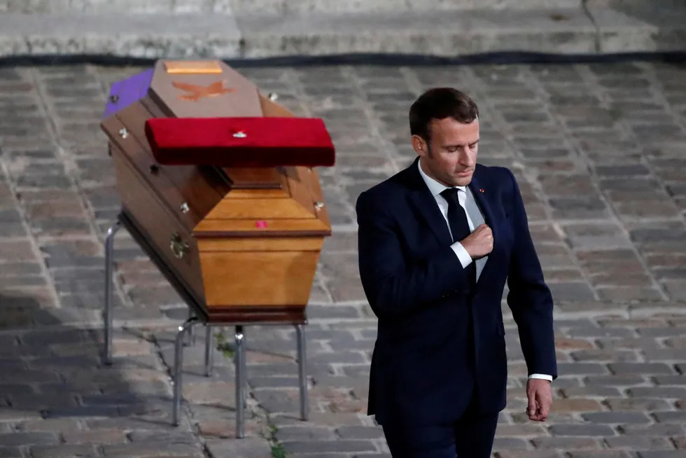 Frankrikes president Emmanuel Macron viser Samuel Patys kiste den siste ære i oktober.