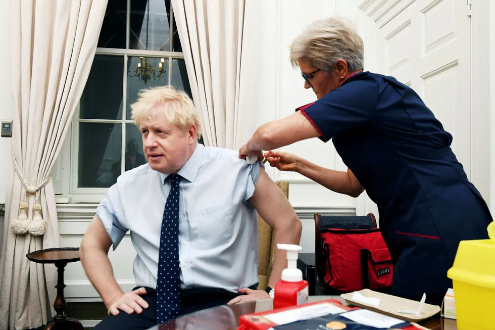 Storbritannias statsminister Boris Johnson tar ingen sjanser og får en influensavaksine på kontoret i Downing Street i London mandag morgen.