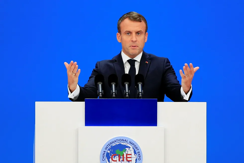 Frankrikes president Emmanuel Macron beklager at USA trekker seg fra Parisavtalen.