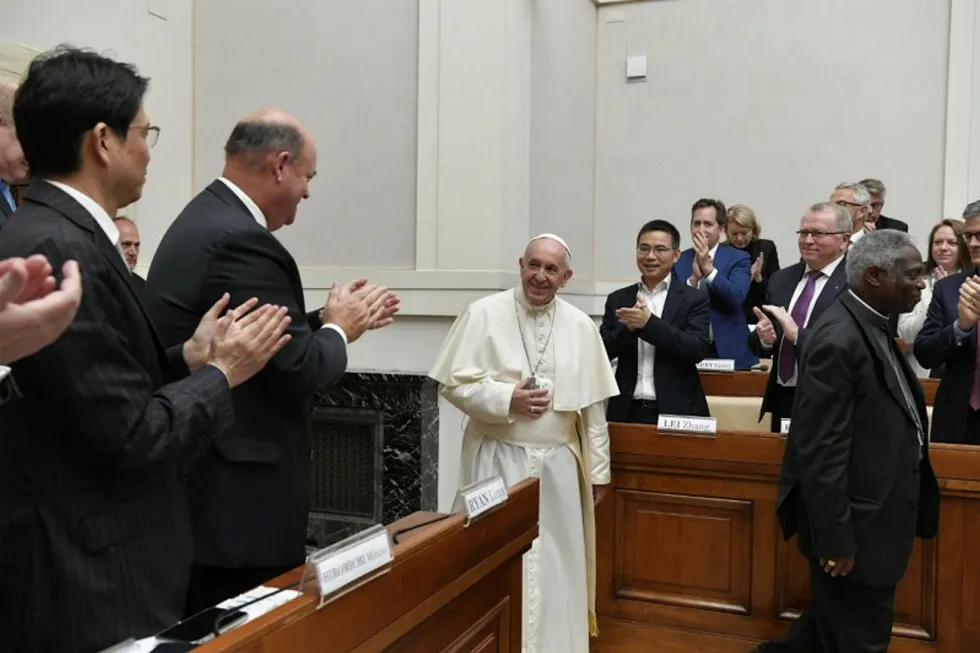 Klima. Equinor-sjef Eldar Sætre (til høyre) var fredag i klimadialog med Pave Frans i Vatikanet. Mannen til venstre for paven er toppsjef Ryan Lance i ConocoPhillips.