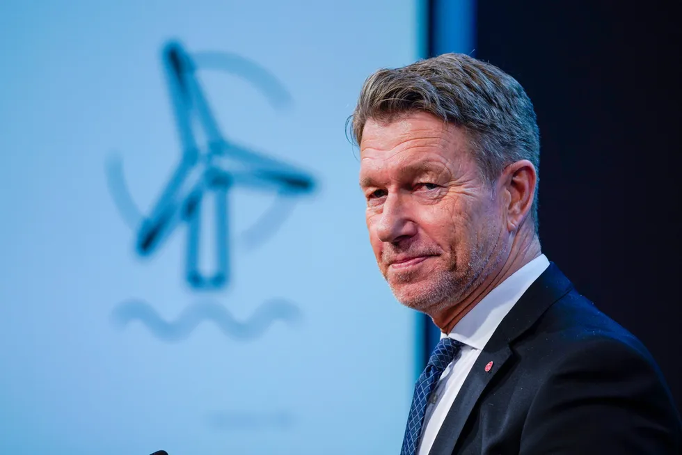 Regjeringen og olje- og energiminister Terje Aasland, her da han presenterte sentrale rammevilkår for utbygging av havvind på Sørlige Nordsjø II og Utsira Nord, har fått med seg SV og MDG på havvindsatsing.
