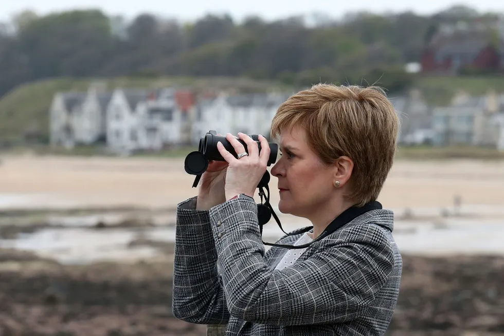 SNP-leder Nicola Sturgeon med utsikt til sjøfugler og skotsk selvstendighet