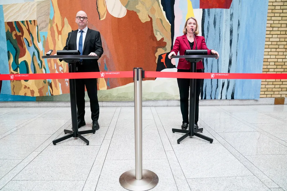 Utenriksminister Anniken Huitfeldt (til høyre) og forsvarsminister Odd-Roger Enoksen møtte pressen i vandrehallen i Stortinget tirsdag.
