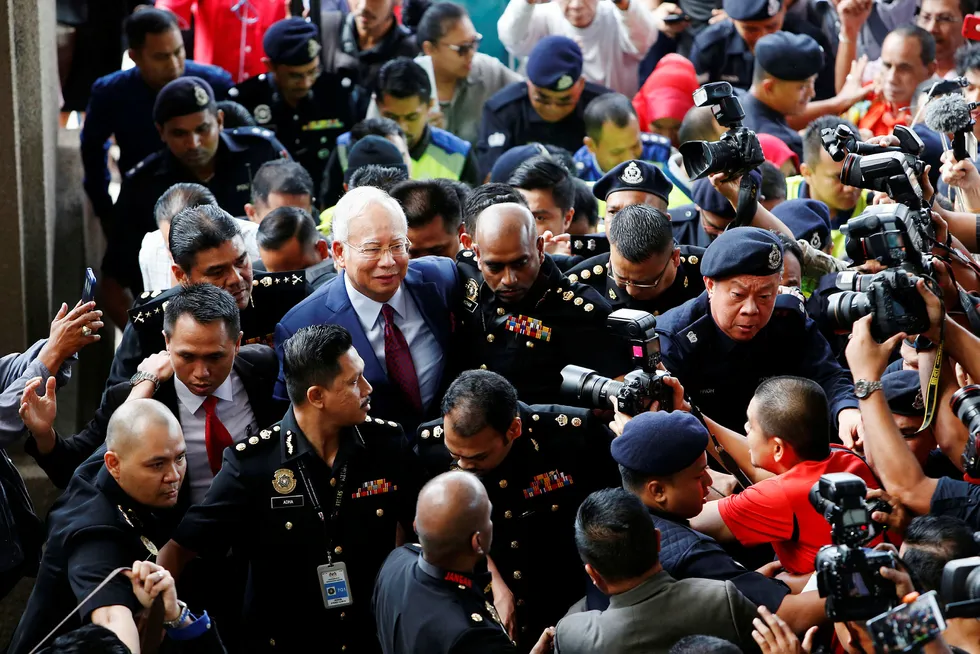 Malaysias tidligere statsminister Najib Razak ble arrestert tirsdag kveld og ble onsdag tiltalt for maktmisbruk og korrupsjon. Han sier han er uskyldig og vil forsvare seg. Foto: Lai Seng Sin/Reuters/NTB Scanpix