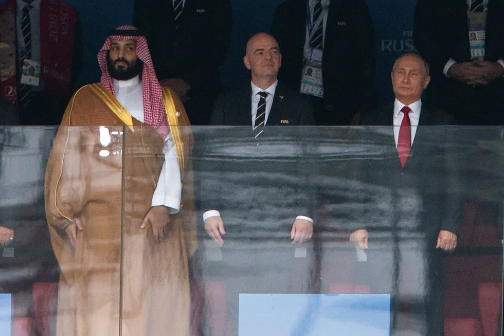 Saudi-Arabias kronprins Mohammed bin Salman, her under fotball-VM i Russland, forsøker å presse Qatar til å endre sin utenrikspolitikk. Nå har rådgiveren hans antydet at arbeidet med å grave en kanal mot nabolandet snart vil begynne.