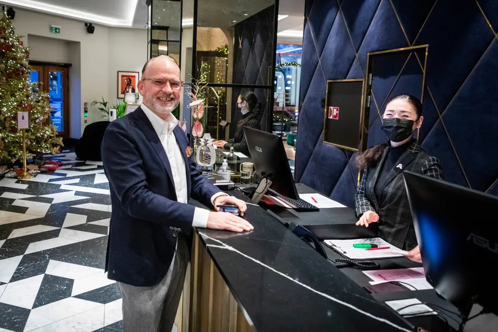 Familieselskapet til Torgeir Silseth, sjefen i hotellkjeden Strawberry, her med resepsjonist Kei Shimizu på hotellet Amerikalinjen i Oslo, har nå nærmere 150 millioner kroner i banken etter flere hotellsalg.