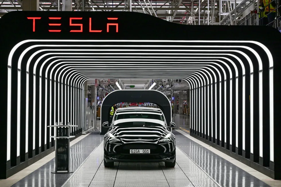 Tesla-aksjen steg etter at selskapet annonserte at det vil splitte aksjer.