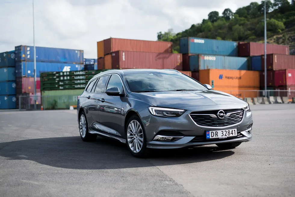 En lavere, mer dynamisk grill bidrar til et mer moderne og sprekt ansikt på den nye Opel Insignia. Foto: Skjalg Bøhmer Vold