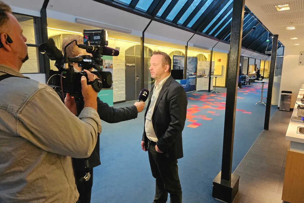 Sjømat Norge-sjef Geir Ove Ystmark intervjues av TV 2 utenfor organisasjonens årsmøte i Bergen. Han er skuffet over regjeringens lovforslag til grunnrenteskatt.