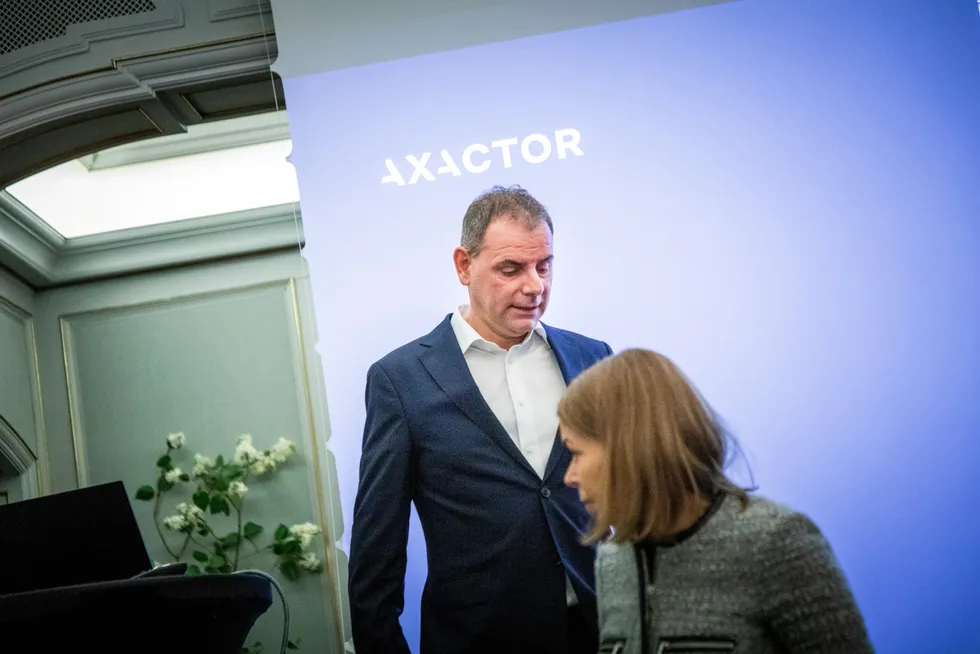 Axactor-toppsjef Johnny Tsolis presenterer kvartalsresultatet for selskapet onsdag morgen. I forgrunnen finansdirektør Nina Mortensen.