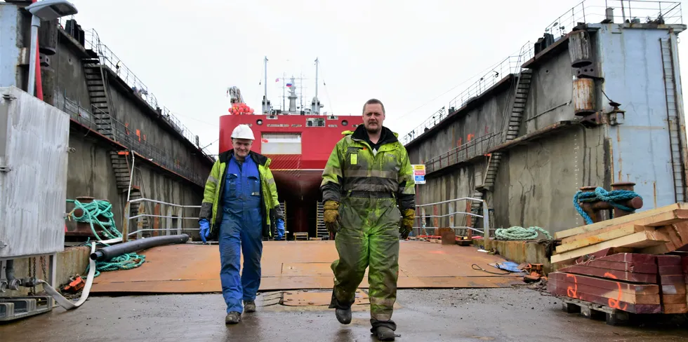 Kranfører og maler Mats Hagen (t.v.) og overflatebehandler Emil Skogvik har jobbet på den russiske fabrikktråleren «Arktur», som lå i dokk hos skipsverftet Tromsø Mekaniske i midten av mars. Båten fikk dra videre uten at verkstedregningen er betalt.