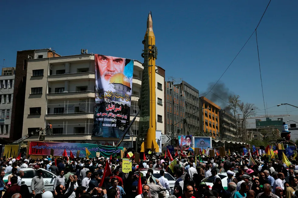 En rakett tilhørende Revolusjonsgarden på utstilling under en demonstrasjon i Teheran i juni i fjor. Arkivfoto: Vahid Salemi / AP / NTB scanpix