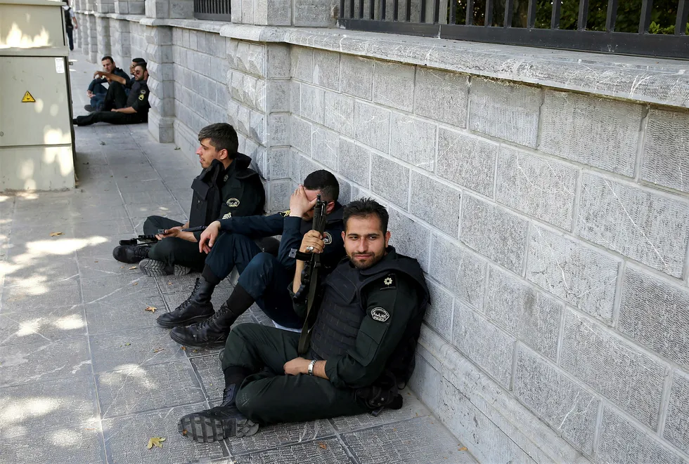 Politistyrker på plass utenfor den iranske nasjonalforsamlingen etter terrorangrepene onsdag. Foto: Ebrahim Noroozi