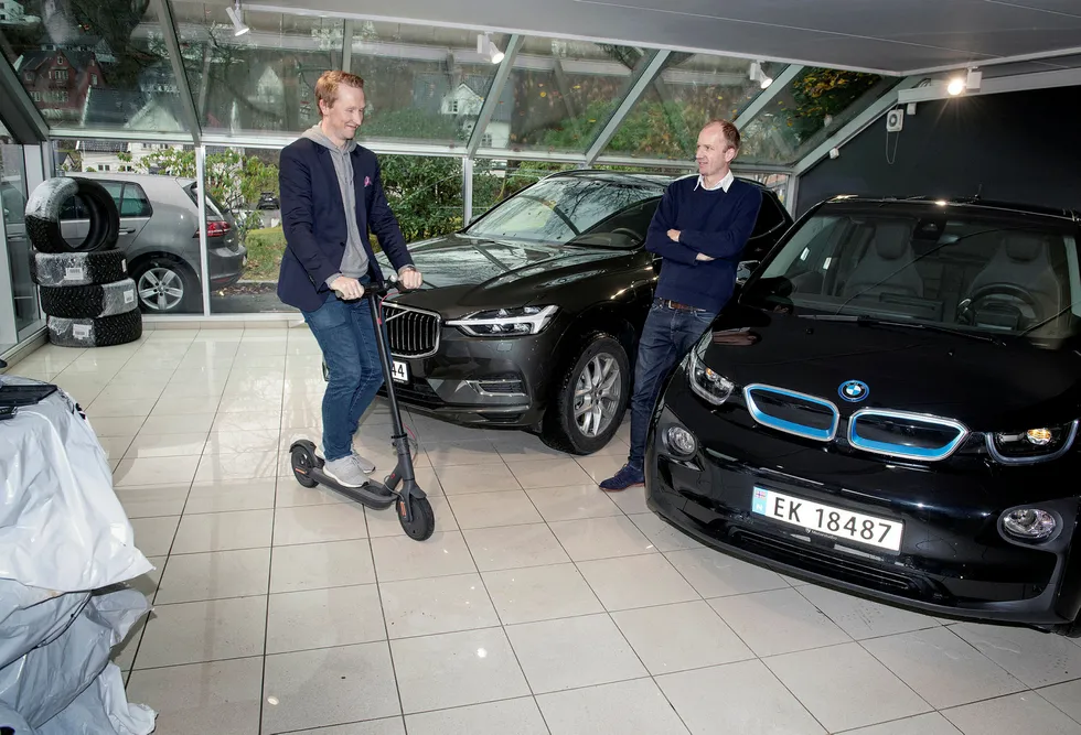 Hans Kristian Aas (på sparkesykkelen) og Gunnar Birkenfeldt håper med startupen Imove å lage en plattform for mobilitet. Først ut er leie av elbil med bytte til hyttebil i helgen.