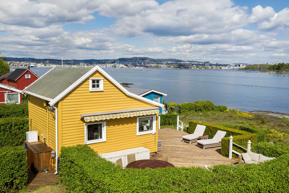 Nakkholmen-hytta med 26 kvadratmeter grunnflate ble solgt for 6,55 millioner kroner etter en heftig budrunde i slutten av mai. Det er ny rekord for småhytter på øyene rett utenfor Oslo sentrum.