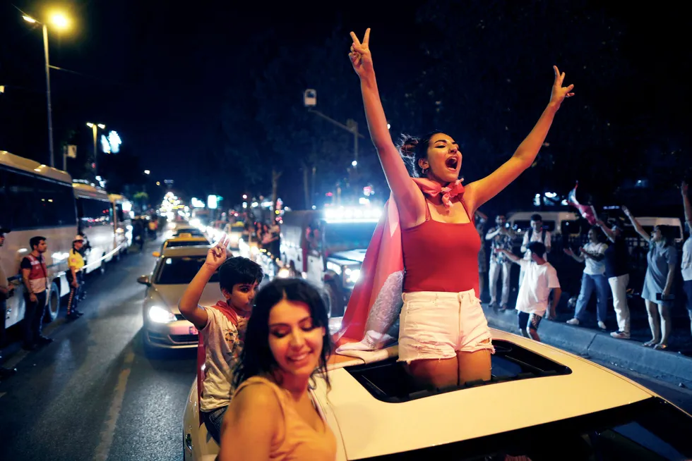Tilhengere av Istanbuls nye borgermester Ekrem Imamoglu feirer etter valgseieren i helgen.