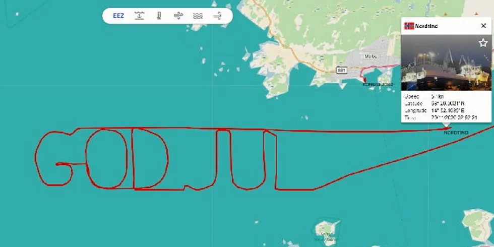 GOD JUL: For de som fulgte tråleren «Nordtind» sine bevegelser via AIS lørdag kveld, dukket denne hilsenen opp på Hadselfjorden i Vesterålen.