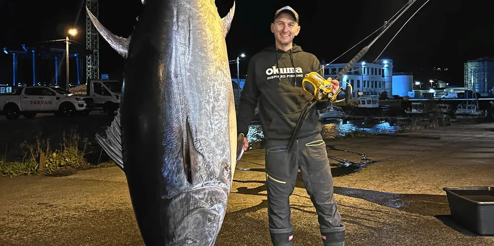 Thomas Tangen Flem og Team Okuma tok trolig Norgesrekord da de tok en nesten 400 kilos makrellstørje på stang utenfor Ålesund.