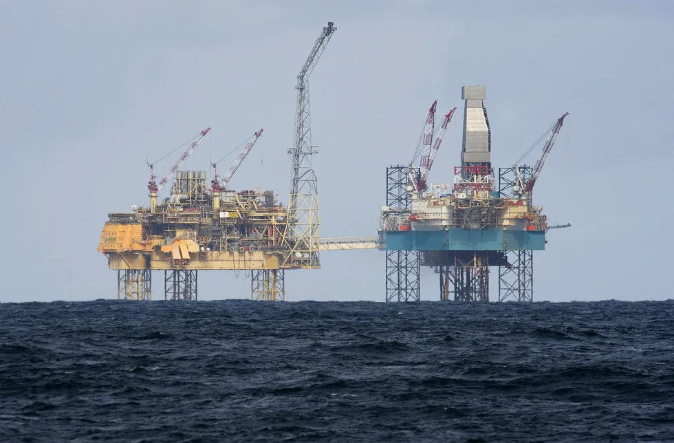 Oljeplattformer tilhørende oljeselskapet Royal Dutch Shell i Nordsjøen. Foto: AFP PHOTO / JONATHAN NACKSTRAND