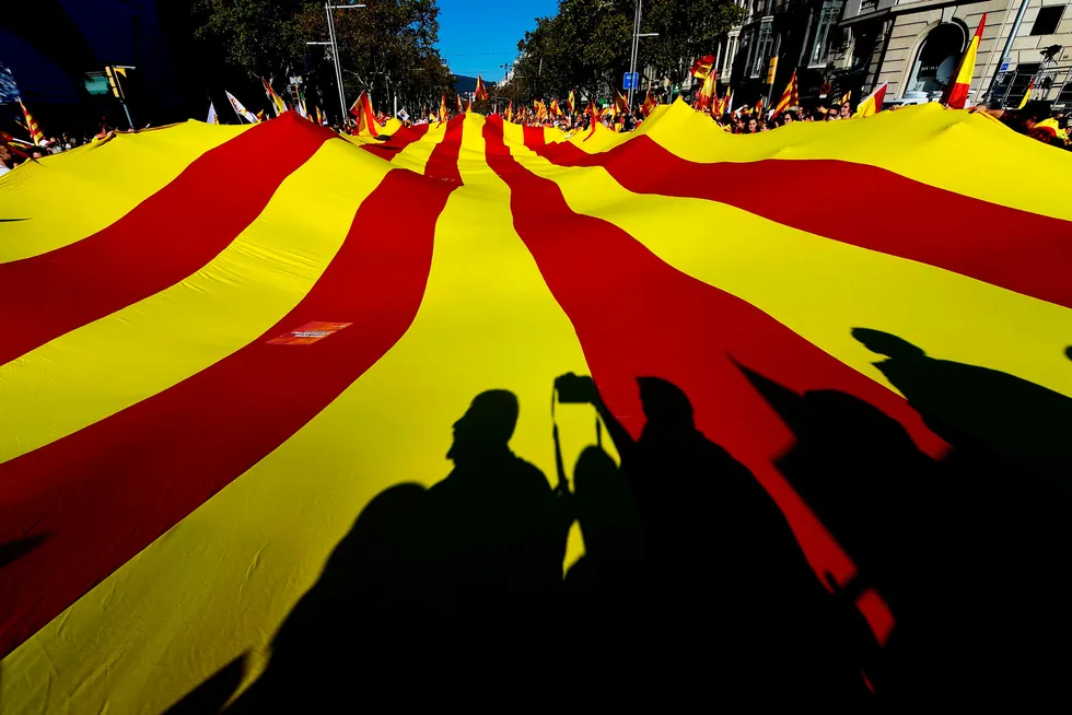 Søndag samlet tilhengere av et samlet Spania seg til demonstrasjon i gatene i Barcelona. Rundt 300.000 personer deltok i demonstrasjonen, opplyser lokale politimyndigheter til BBC. Foto: Pierre-Philippe Marcou/AFP/NTB Scanpix