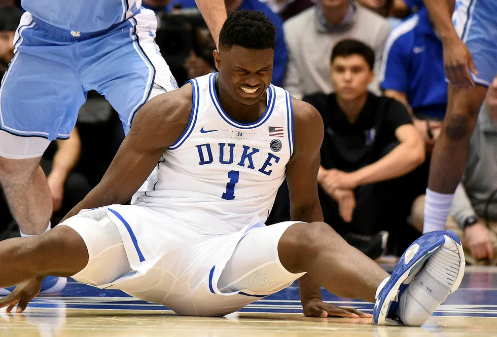 Basketballspiller Zion Williamsons på dro seg en kneskade da Nike-skoen hans sprakk under en kamp torsdag.