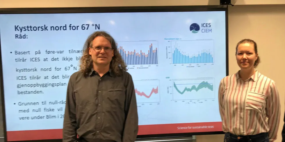 Forskerne Daniel Howel og Johanna Fall ved Havforskningsinstituttet presenterte kvoterådene fra havforskerne. Her med forskningsdirektør Geir Huse.