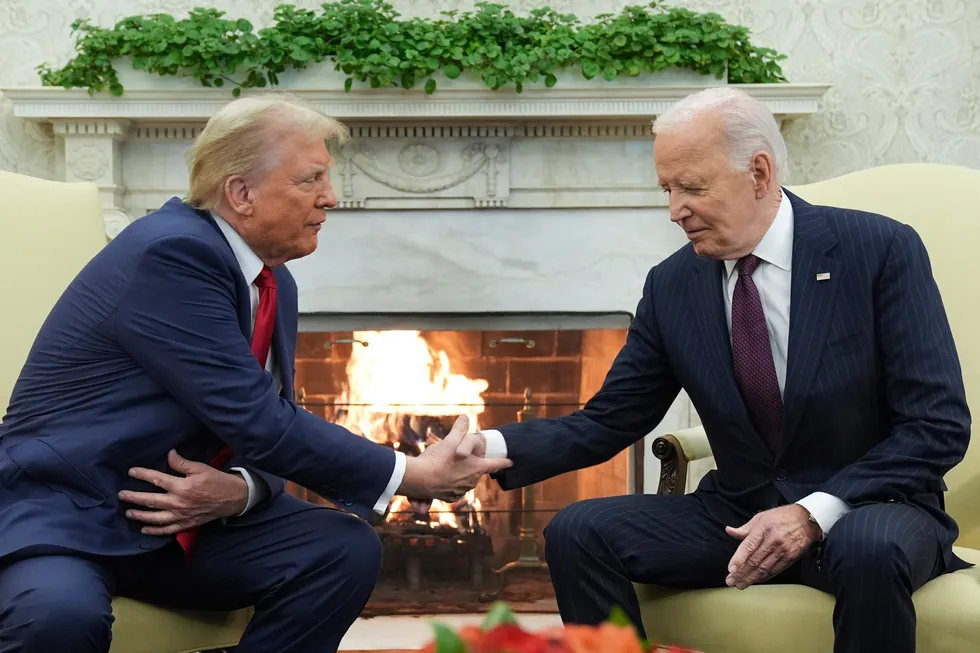 Donald Trump (t.v.) møtte Joe Biden på Det ovale kontor i Det hvite hus i Washington D.C. onsdag.