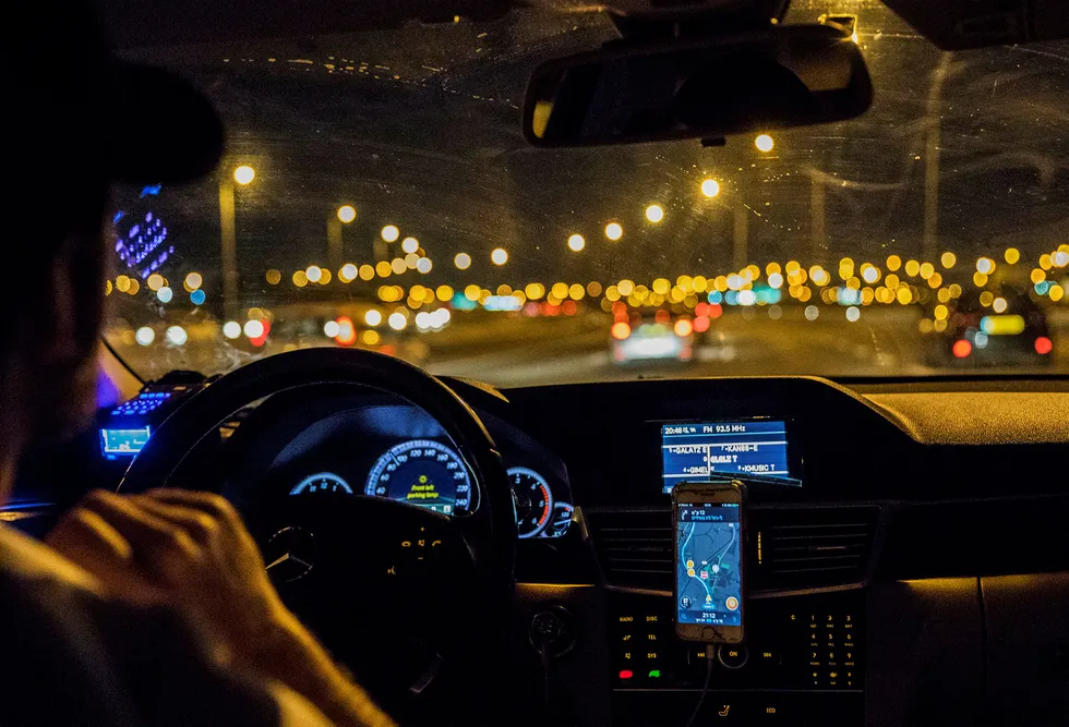 De aller fleste sjåfører i Israel bruker kart-appen på alle sine turer, også taxisjåføren Sharon i Tel Aviv – selv om han er lommekjent. Foto: Per Thrana