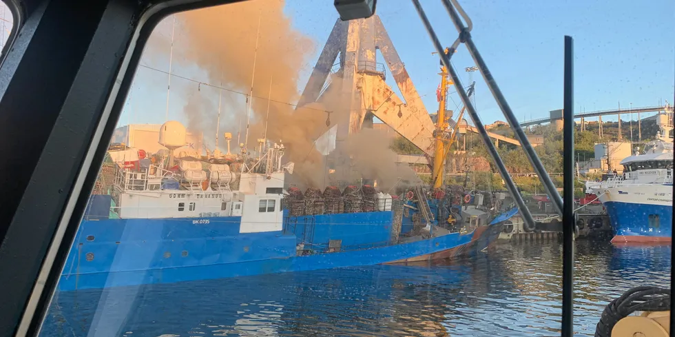 Redningsskøyta «Halfdan Grieg» bistod med slukking av brannen på snøkrabbebåten.