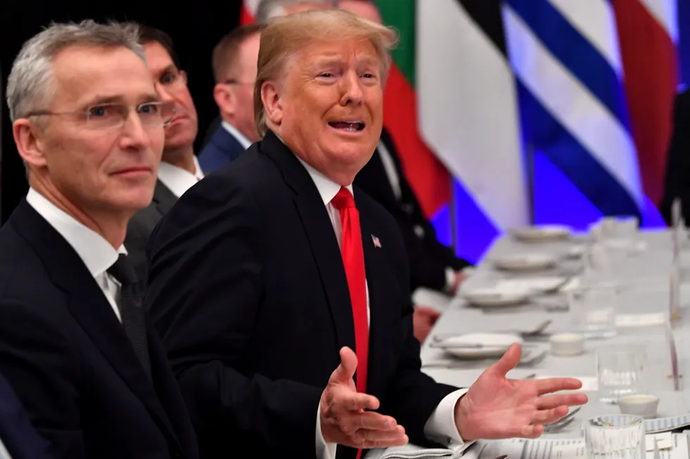 Natos generalsekretær Jens Stoltenberg lytter mens president Donald Trump sikrer seg oppmerksomhet på toppmøtet i London i 2019.