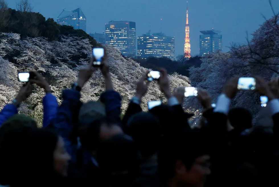 Uansett hva folk gjør i dag, er smarttelefonen alltid til stede. Å bare nyte av duften og synet av Tokyos kirsebærblomster, er for eksempel ikke nok. De må også bli fotografert og delt med andre. Foto: Tomohiro Ohsumi/Getty Images
