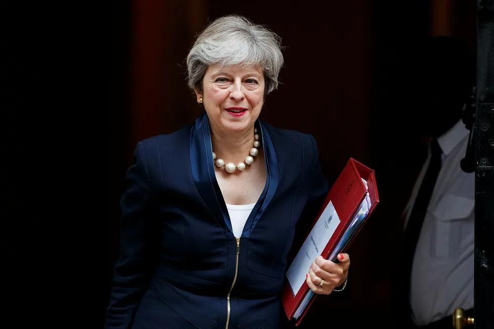 Theresa May og den britiske regjeringen er ille ute, skal vi tro Morgan Stanley. Her er statsministeren på vei ut av 10 Downing Street 6. september. Foto: TOLGA AKMEN/AFP/NTB Scanpix