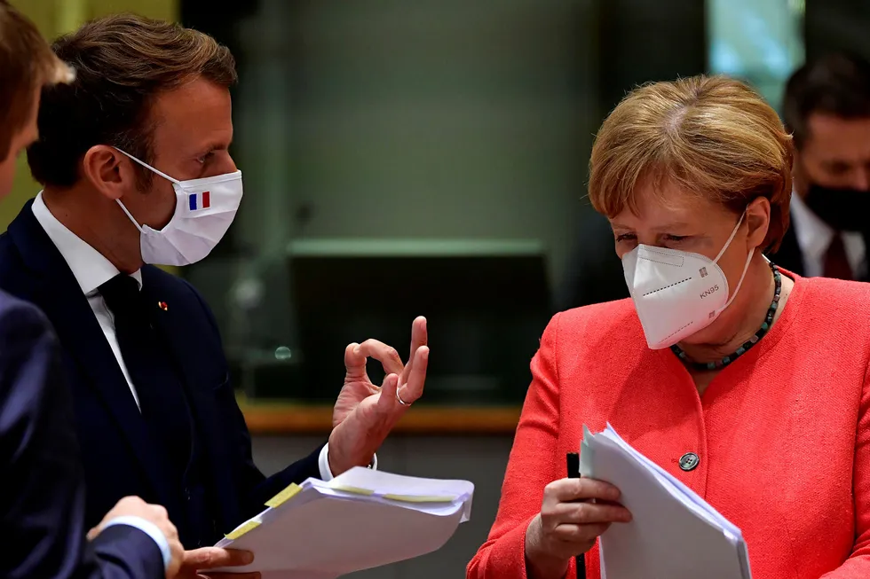 Frankrikes president Emmanuel Macron og Tysklands Angela Merkel under møtet i Brussel mandag.