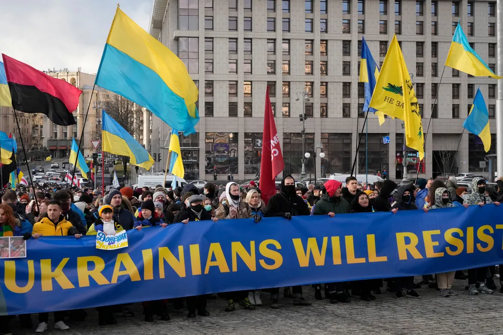 Tusener av ukrainere trosset vinterkulden i hovedstaden Kiev lørdag og gikk i demonstrasjonstog mens de viftet med flagg og sang nasjonalsangen.