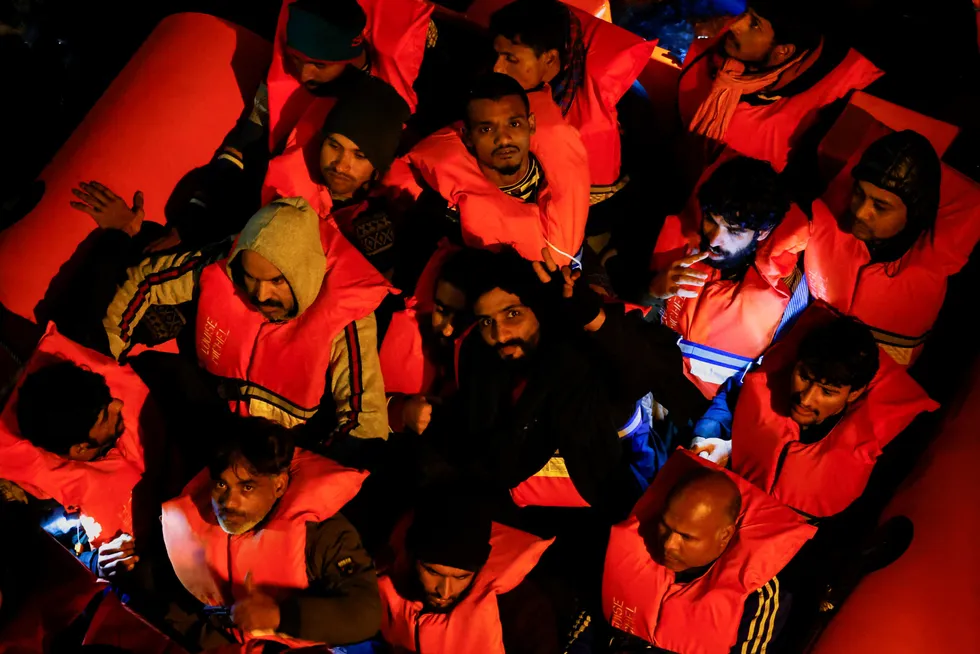 Migranter blir tatt om bord i skip drevet av Leger uten grenser utenfor Libya i vår.